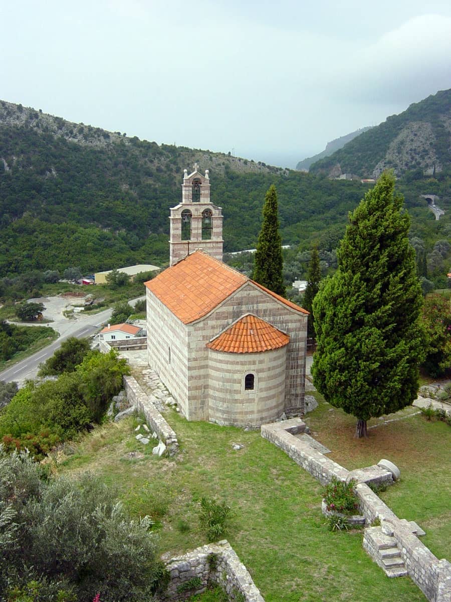 malownicza kapliczka w górach Serbii
