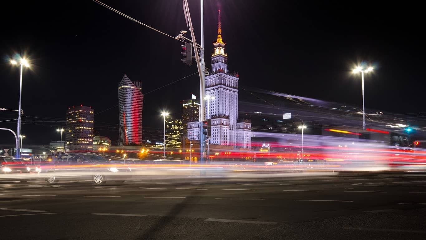 zdjęcie - widok warszawskiej ulicy nocą obok pałacu kultury