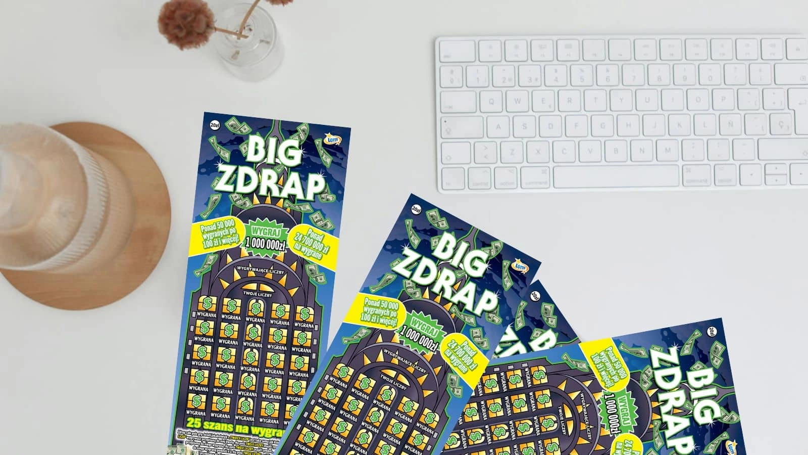 woda w szklance, wazon, zdrapki lotto, klawiatura na białym blacie stołu