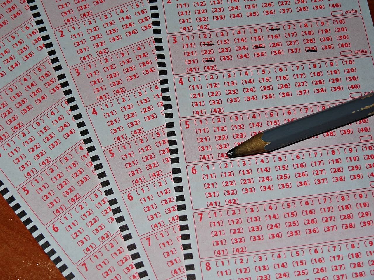 skreślanie kuponu Lotto za pomocą ołówka
