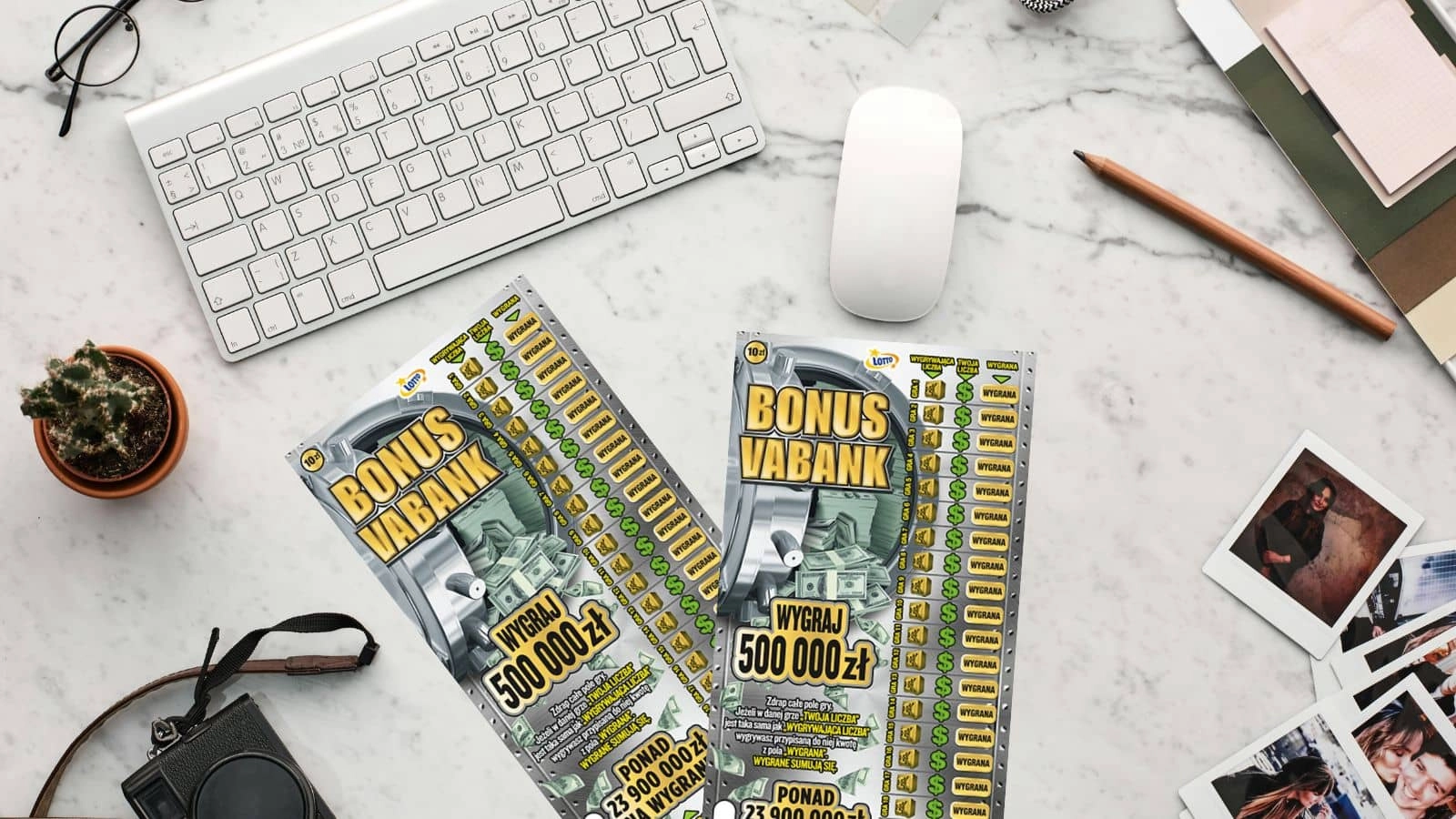 marmurowy blat stołu, zdrapki Lotto, klawiatura, myszka komputerowa, ołówek, przybory biurowe