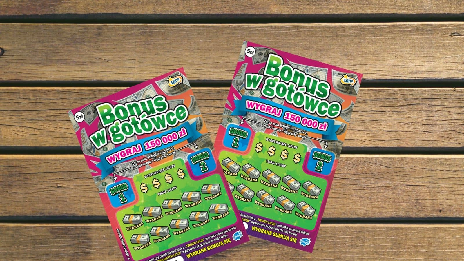 zdrapki lotto Bonus w Gotówce rozsypane na blacie stołu z drewnianych desek, widok z góry