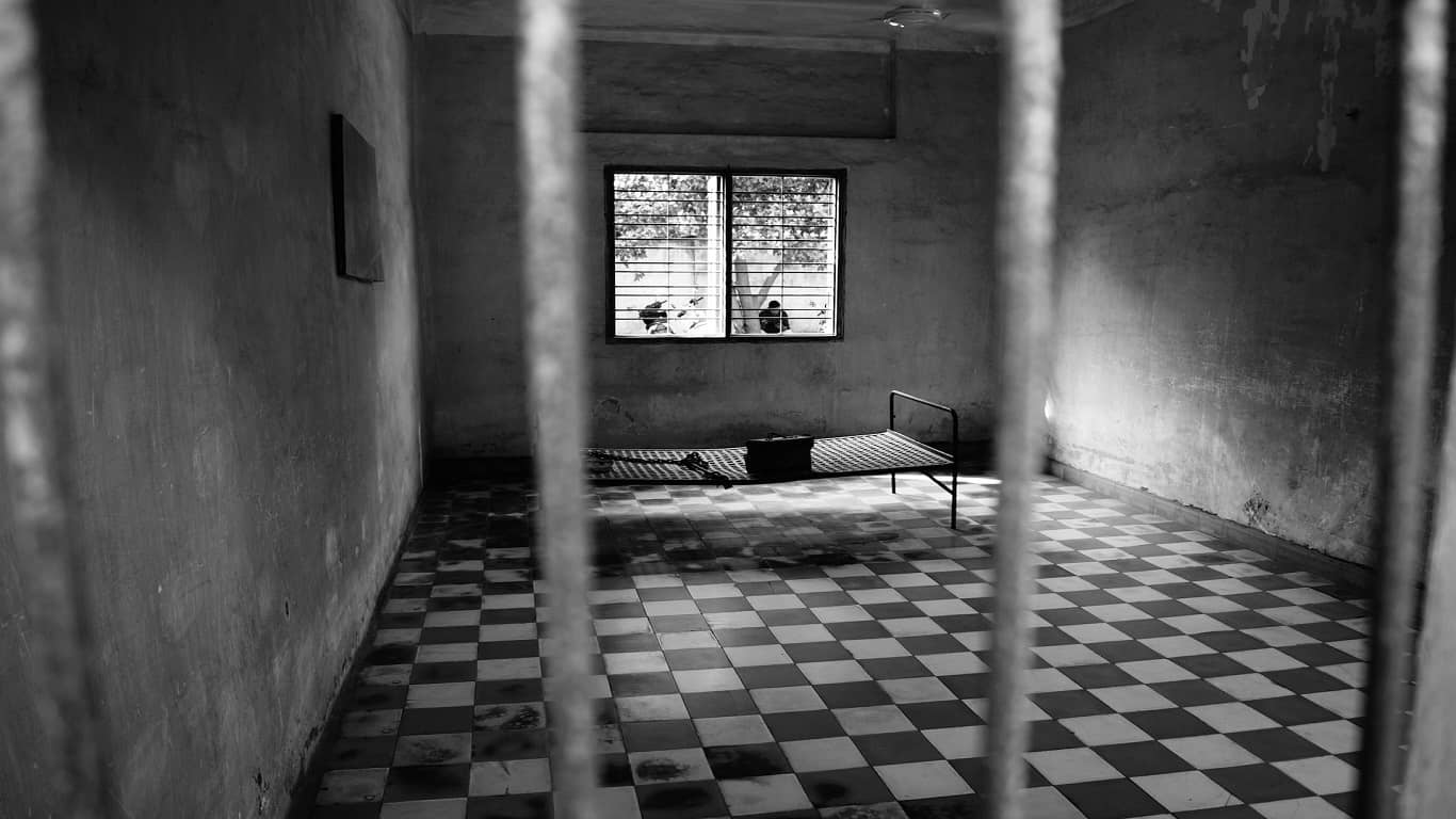 więzienna cela - czarno białe zdjęcie





