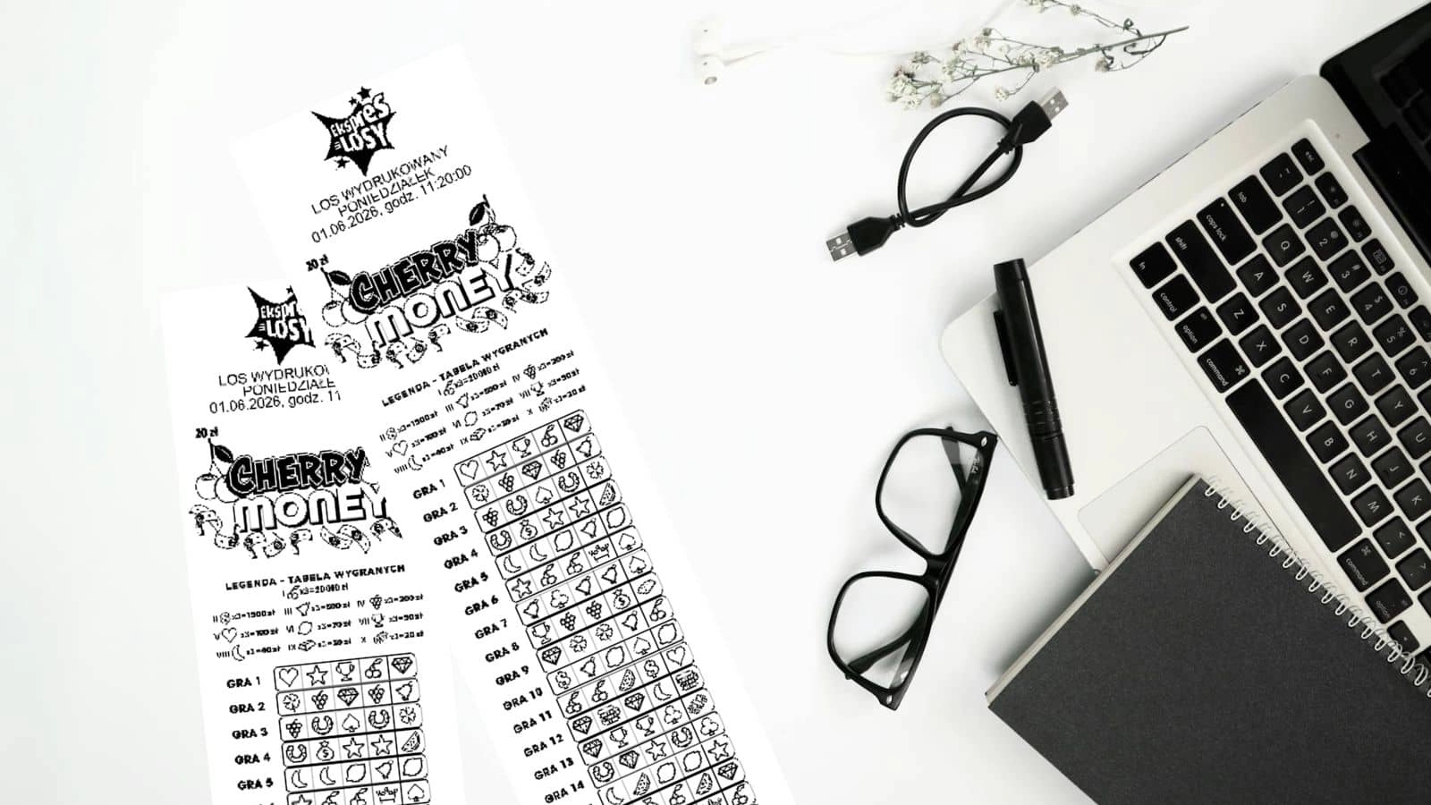 dwa ekspres losy cehrry money położone na stole biurowym z laptopem i innymi przedmiotami