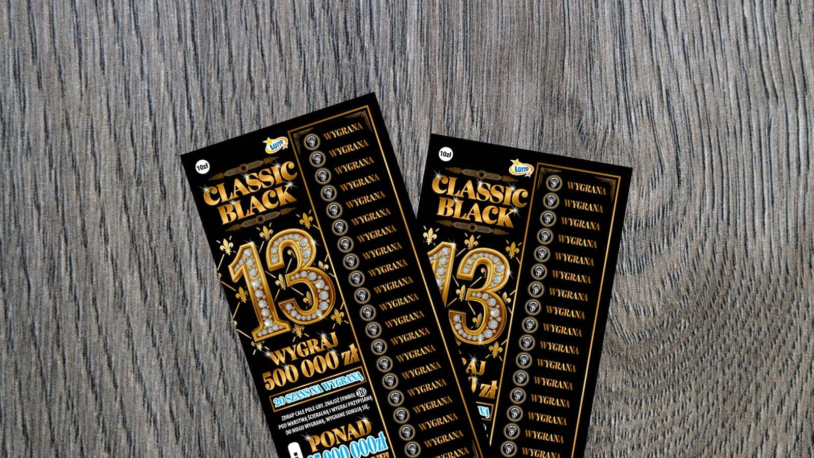 dwie zdrapki lotto Classic Black 13 położone na naturalnym drewnianym blacie ze wzorami słojów