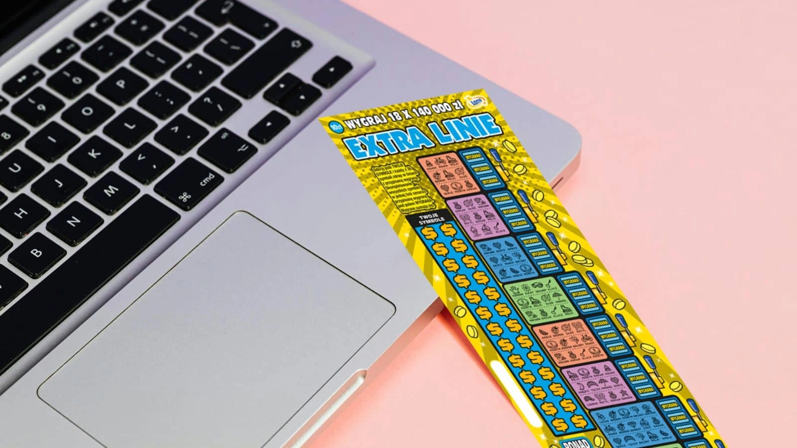 zdrapka Lotto położona na laptopie