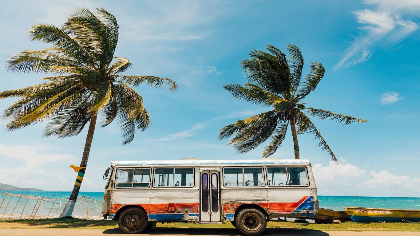 palmy oraz autobus wycieczkowy na plaży w Jamajce