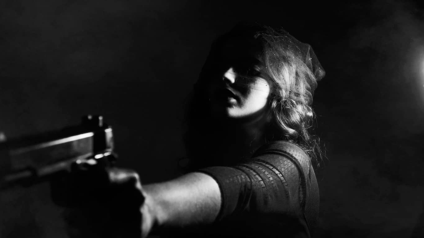 kobieta trzymająca broń palną