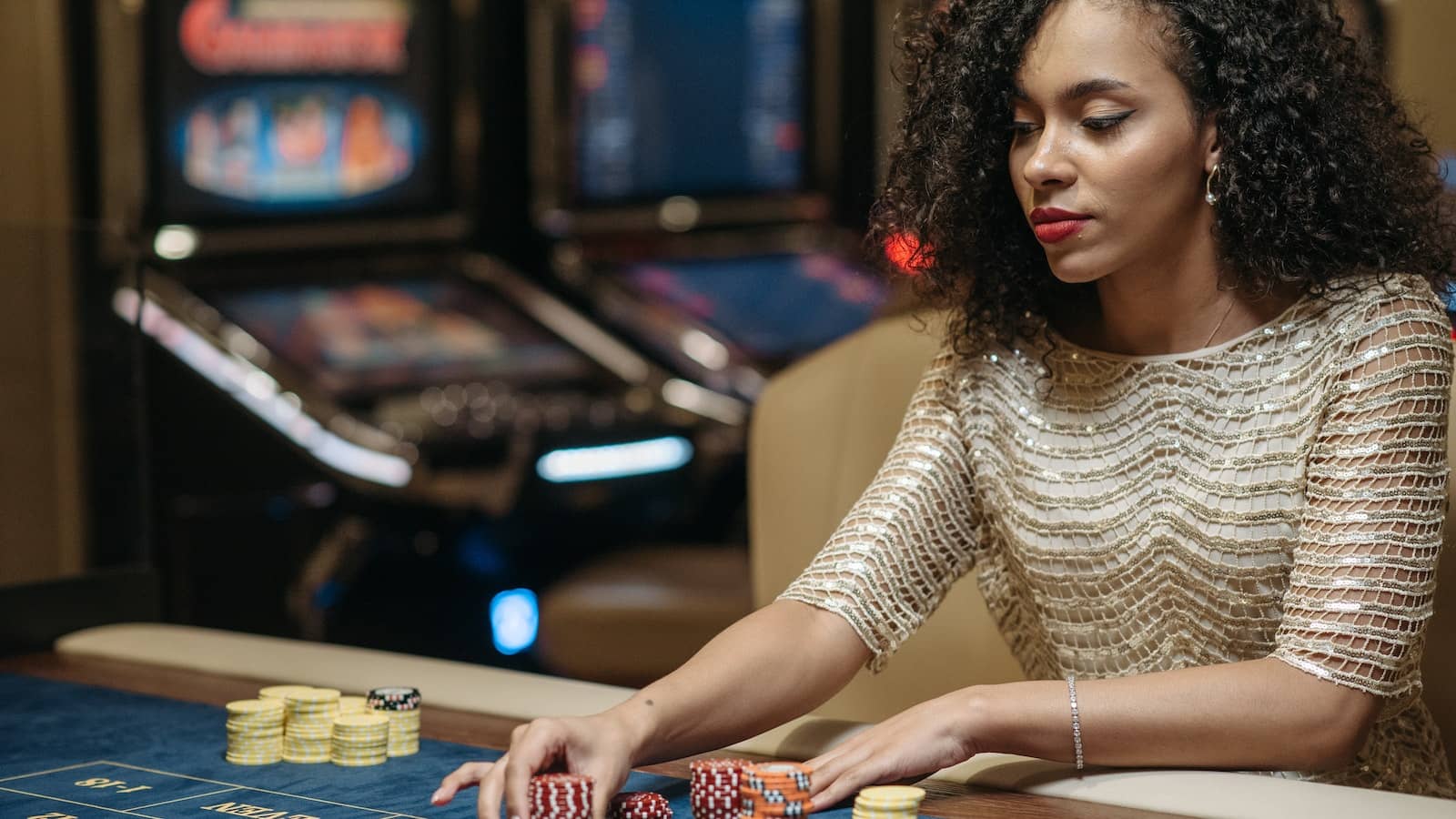 kobieta grająca w kasynie