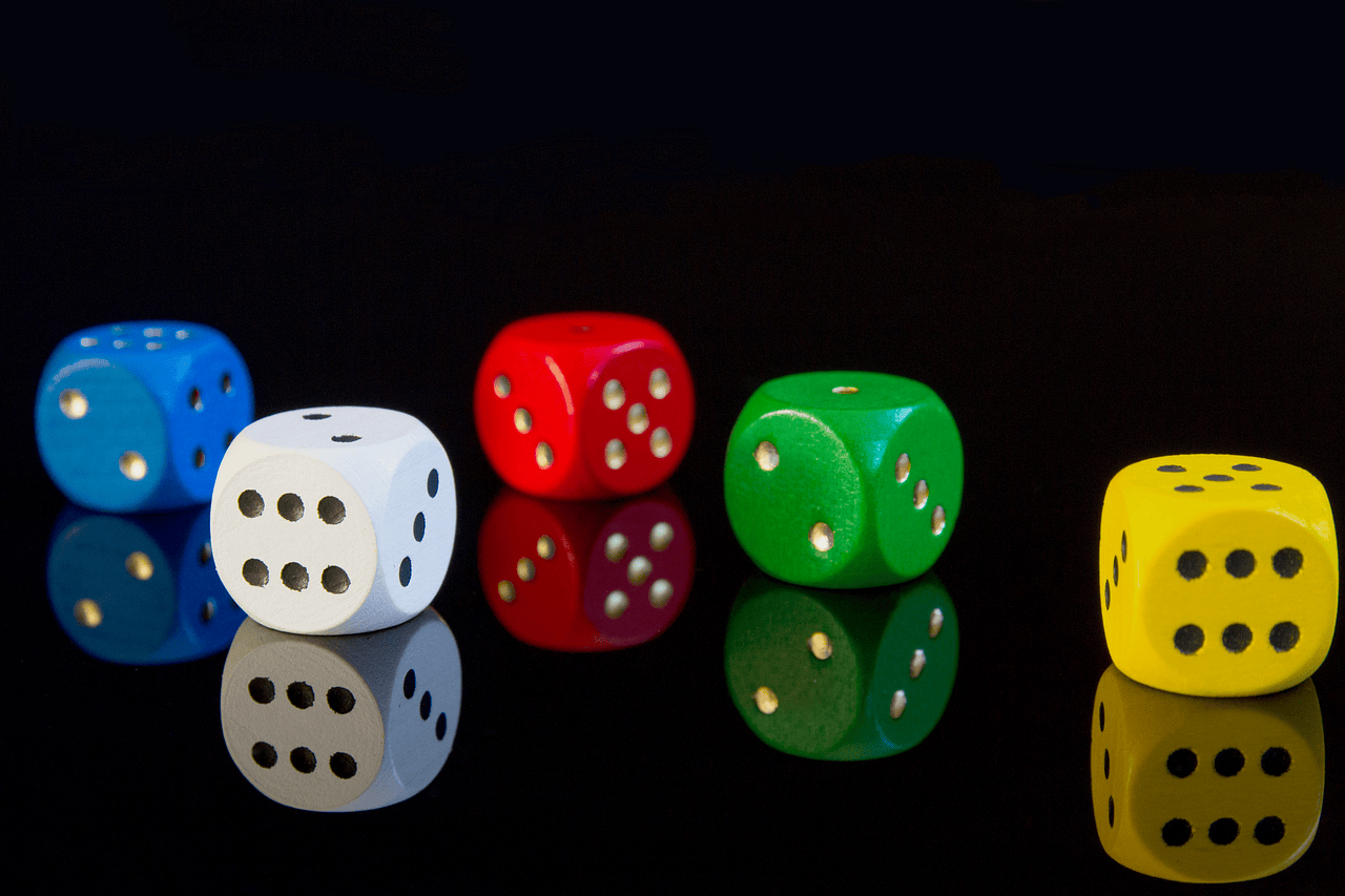 kostki do gry w różnych kolorach symbolizujące skłonność do hazardu