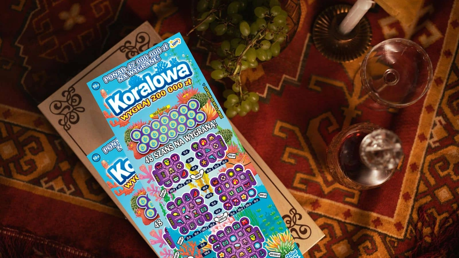 retro blat stolika, zdrapki lotto, winogrona, kieliszki, szkło