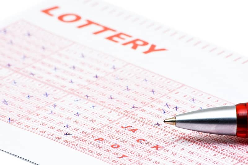 długopis położony na kuponie zagranicznej loterii



