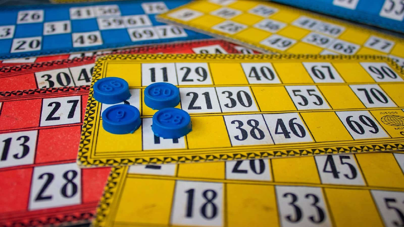 różnokolorowe plansze do gry Bingo wraz ze stempelkami do zaznaczania liczb