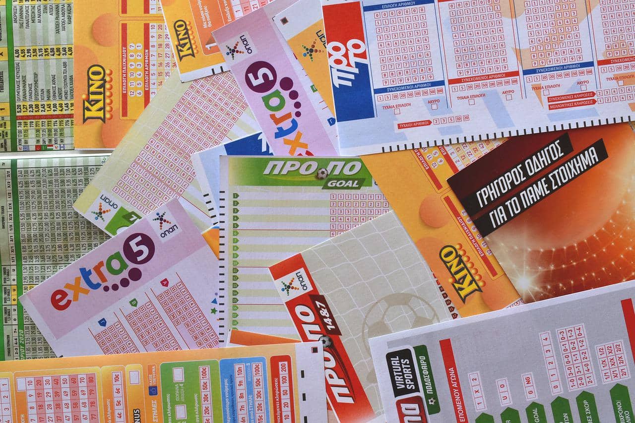 różne kupony oraz zdrapki Lotto z całego świata