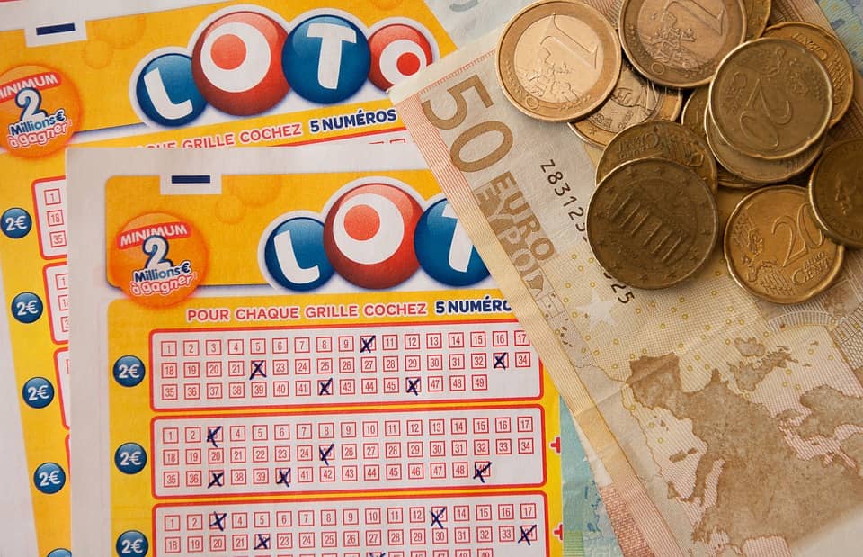 kupony lotto oraz monety euro i banknoty

