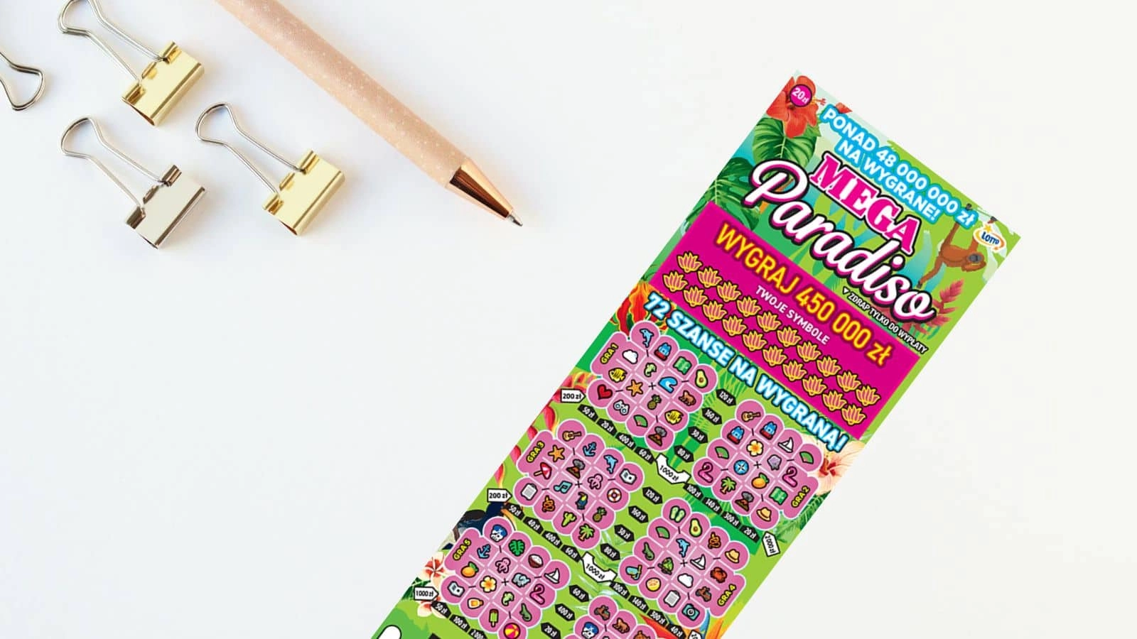 spinacze biurowe, długopis, zdrapka lotto na białym blacie