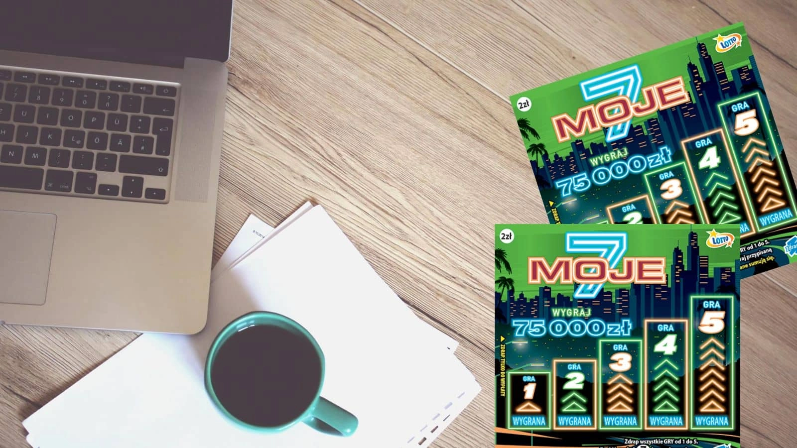 notebook, kawa, zeszyt, zdrapki lotto na drewnianej podłodze