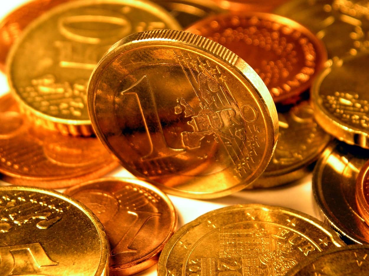 kilka rozrzuconych monet o nominale 1 euro