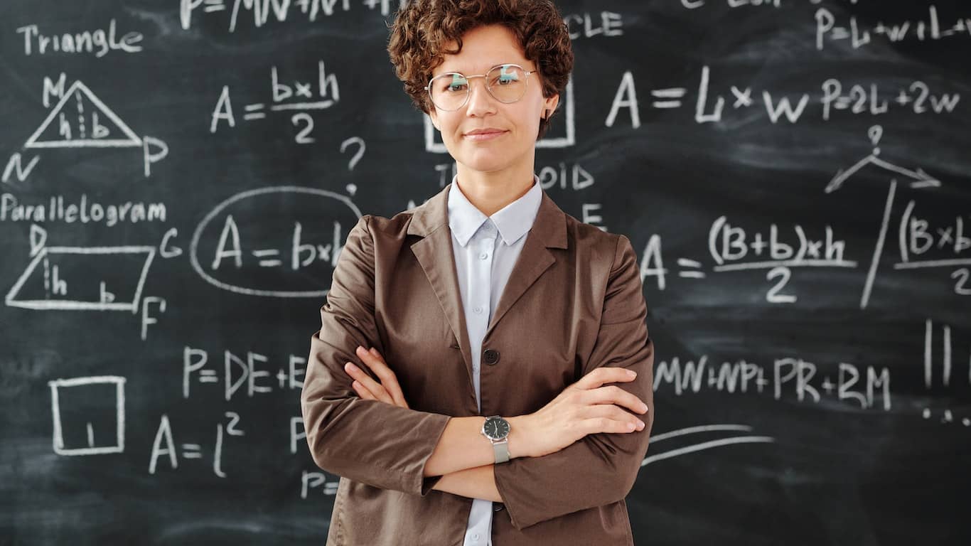 nauczycielka matematyki stojąca przed tablicą
