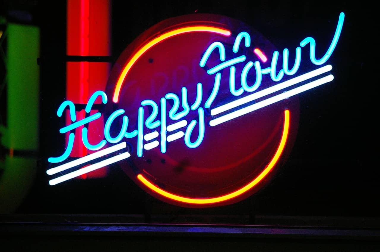 kolorowy neon z napisem happy hours
