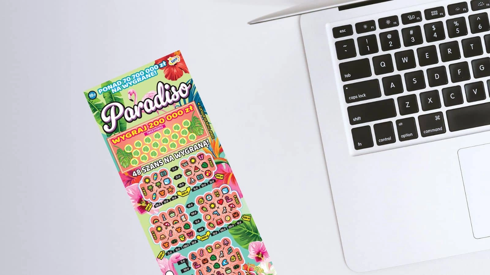 zdrapka lotto Paradiso oraz laptop, widok z góry