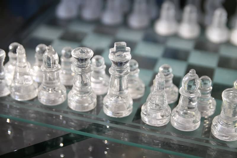 szklane pionki na szklanej szachownicy
