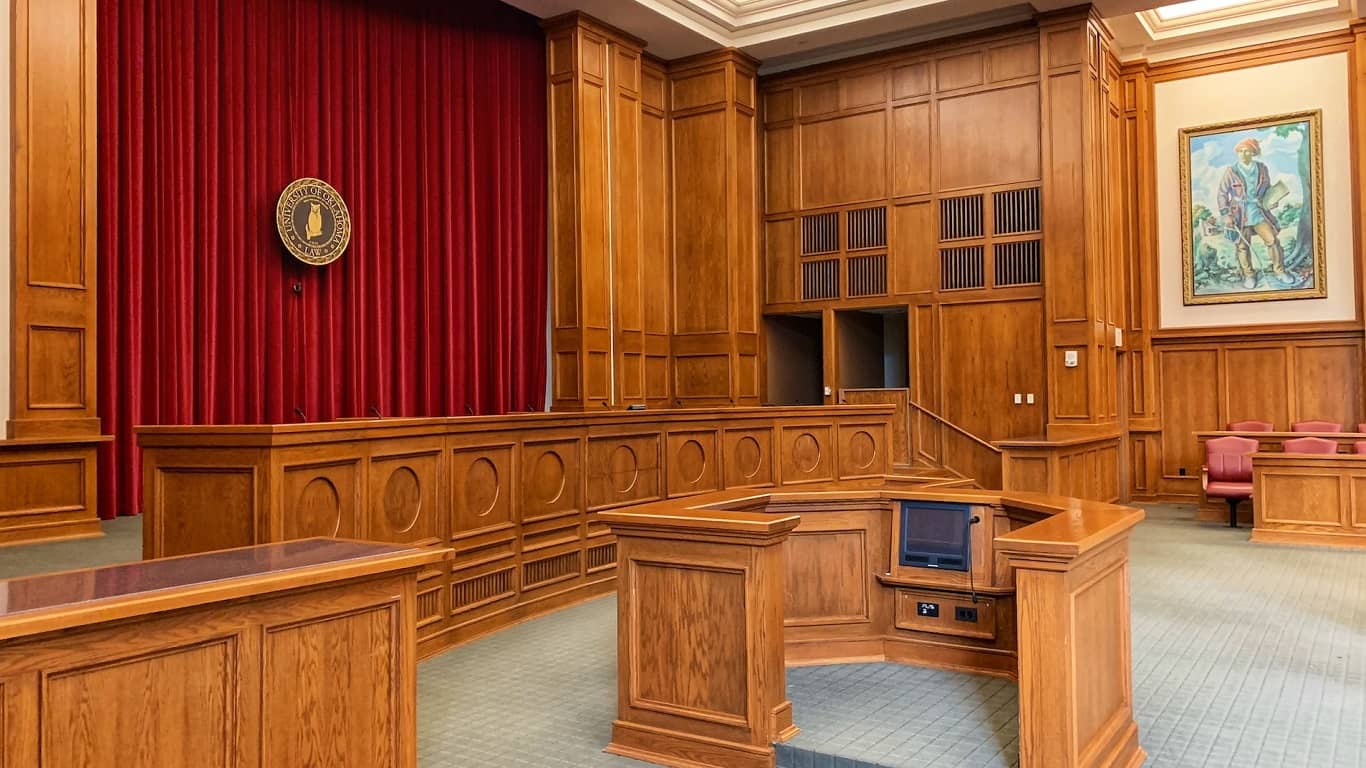 sala sądowa wykonana w drewnie