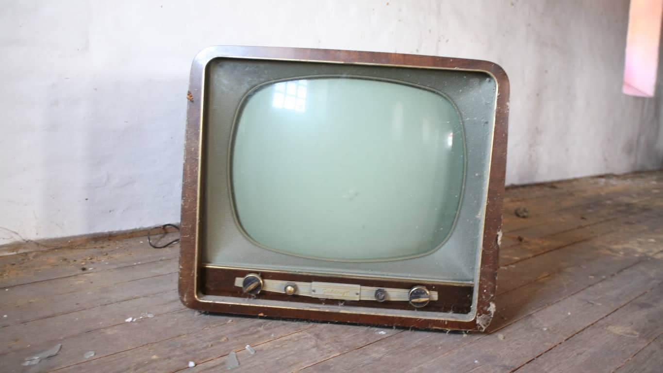 stary telewizor kineskopowy, czarno biały