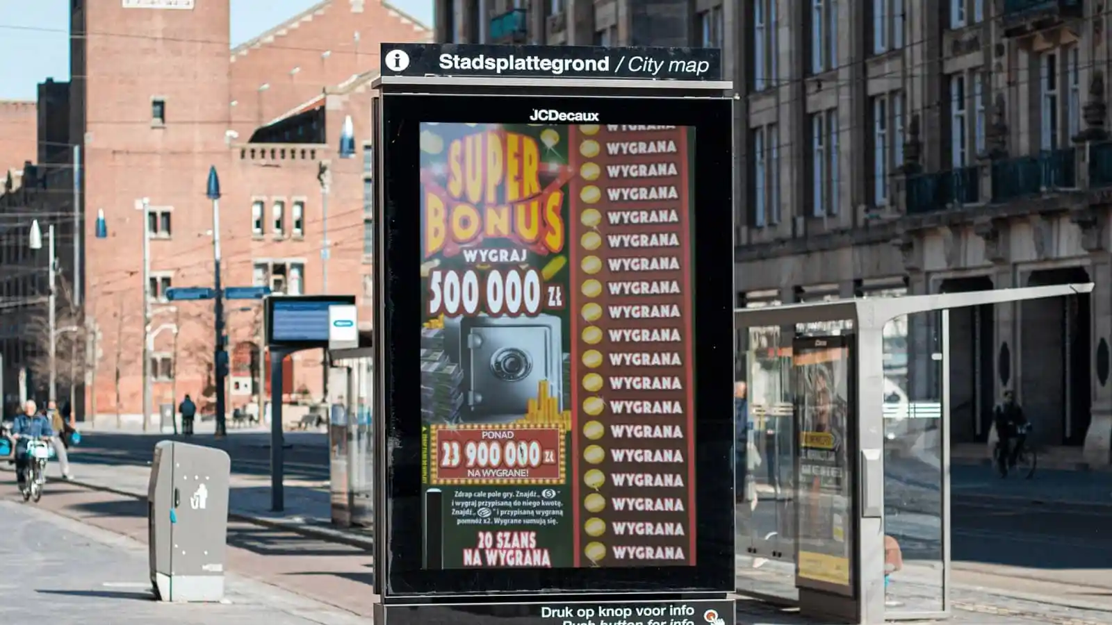 reklama zdrapki super bonus na plakacie na przystanku autobusowym