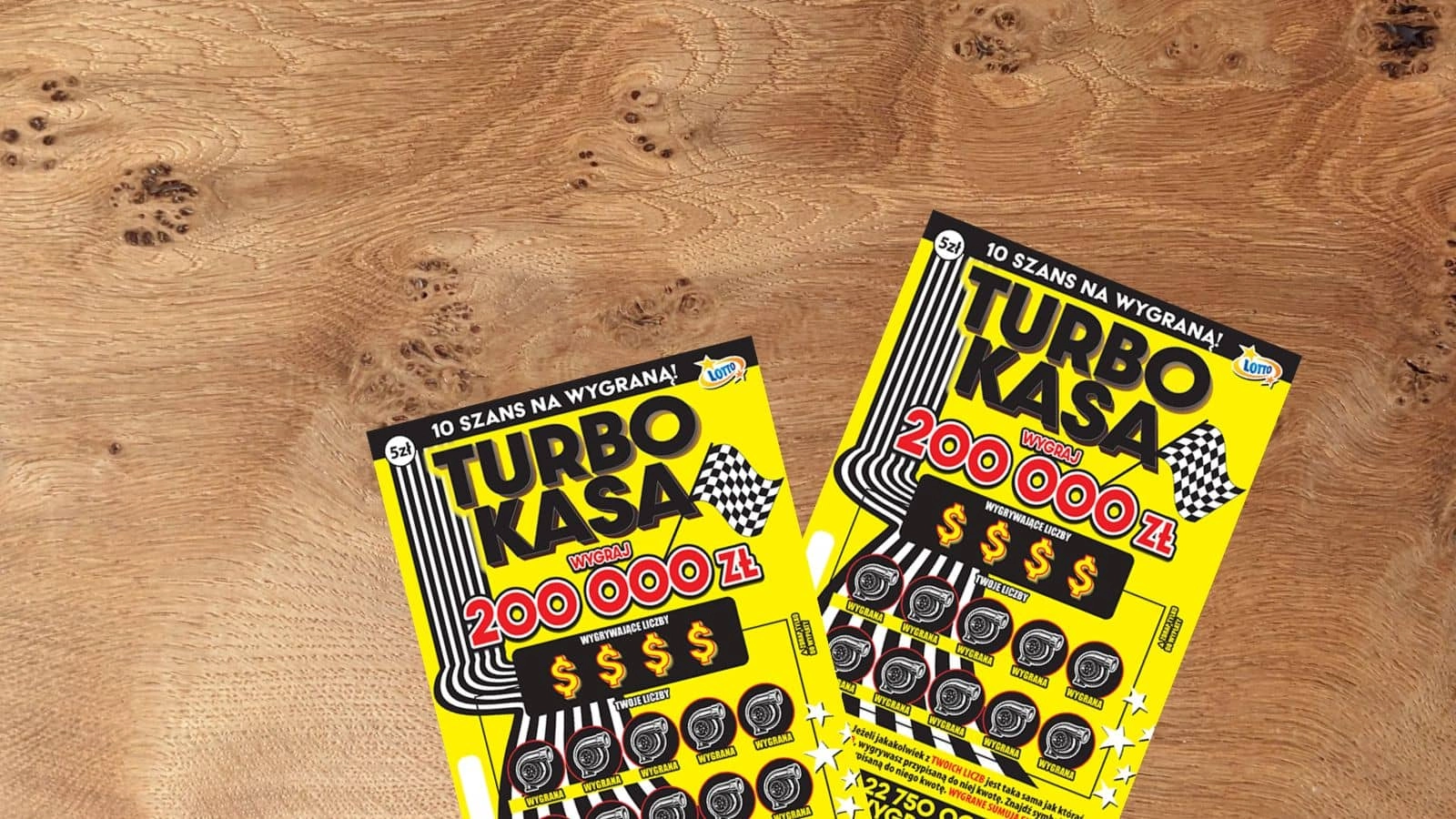 dwie sztuki zdrapki lotto Turbo Kasa położone na prawdziwym drewnianym blacie