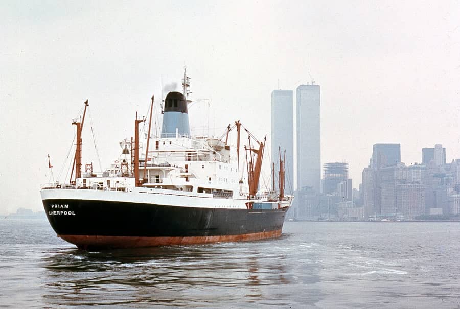 statek przepływający przez kanał Nowego Jorku, w tle budynki WTC 