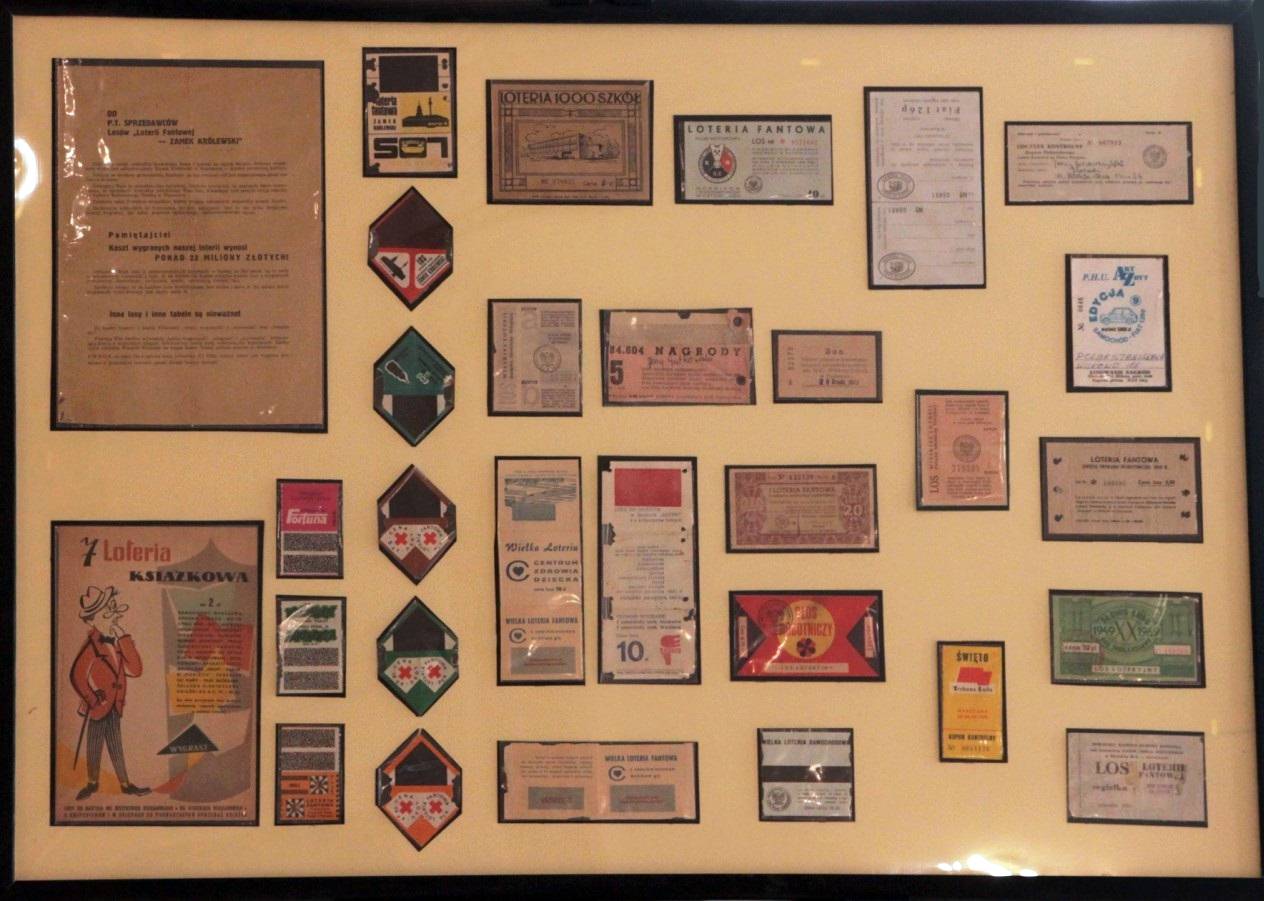 tablica ze starymi losami loteryjnymi i zdrapkami z Muzeum w Praszce