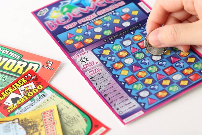gracz zdrapuje zdrapkę Lotto