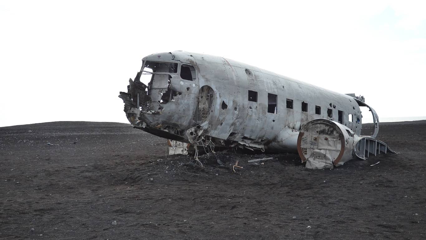 zniszczony samolot po wypadku lotniczym 
